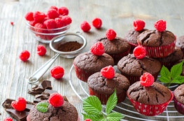 Muffins met frambozen en chocola